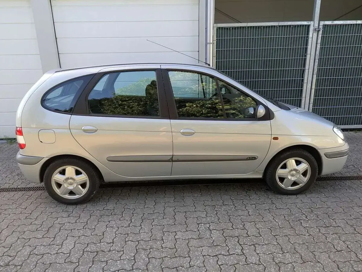 Gebraucht Renault Scénic 139 PS (102 kW) 2002 Silber Van / Kleinbus