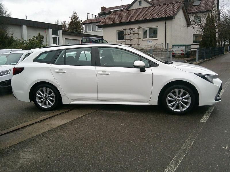 Gebraucht Toyota Corolla Business Edition 140 PS (102 kW) 2023 Weiß Kombi