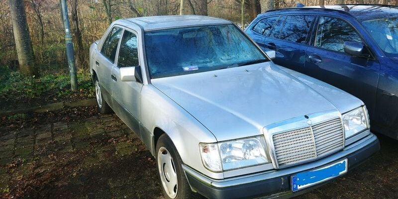 Silber Gebraucht 1992 Mercedes 260 Limousine | 2.500 € - Bild 1/4