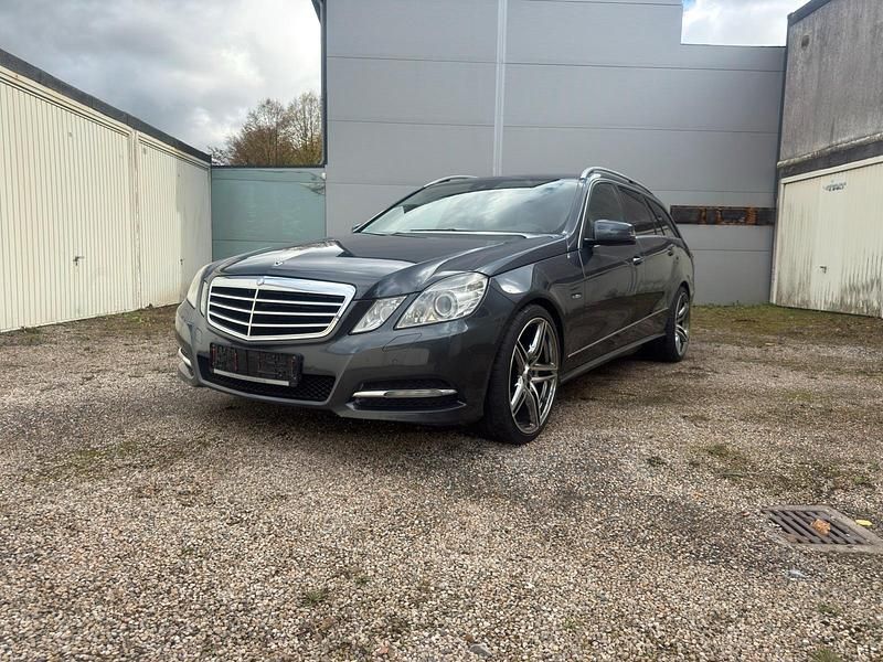 Grau Gebraucht 2010 Mercedes E300 Kombi | 7.000 € (Guter Preis) - Bild 1/4