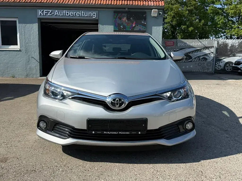 Gebraucht Toyota Auris Design 111 PS (81 kW) 2016 Silber Limousine