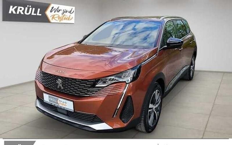 Braun (cuprite/metallic) Gebraucht 2023 Peugeot 5008 Allure Van / Kleinbus | 25.890 € (Fairer Preis) - Bild 1/4