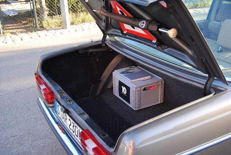 Gebraucht Mercedes E230 136 PS (100 kW) 1982 Grau Limousine