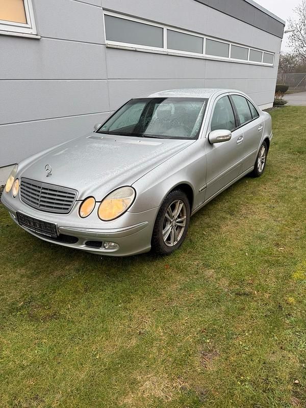 Grau Gebraucht 2003 Mercedes E200 Limousine | 3.100 € (Superpreis) - Bild 1/4