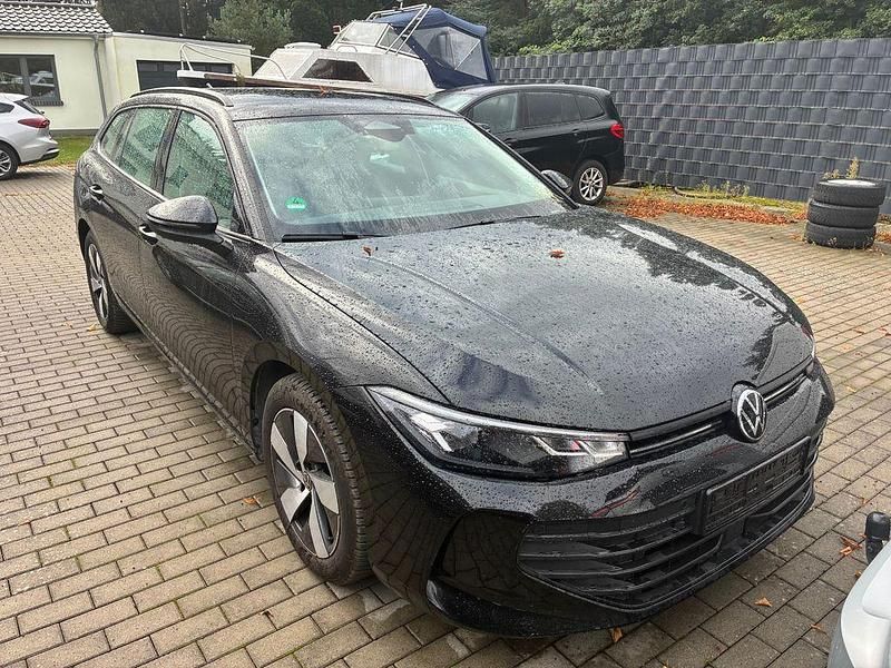 Schwarz Gebraucht 2024 VW Passat Kombi | 25.690 € (Fairer Preis) - Bild 1/4