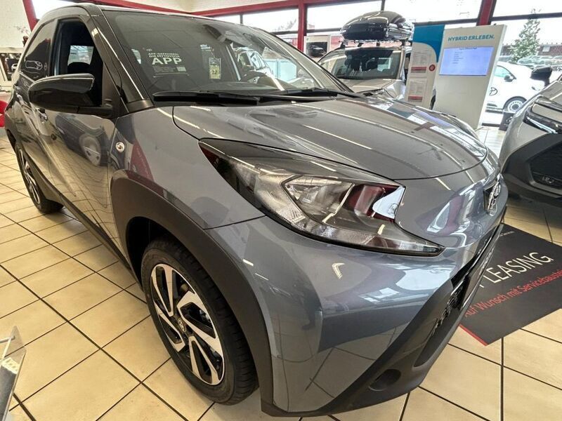 Celestite grey metallic/ dach Neu 2025 Toyota Aygo Team Kleinwagen | 19.790 € - Bild 1/4
