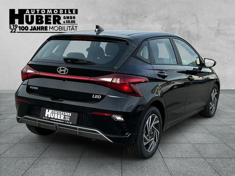 Gebraucht Hyundai i20 Trend 101 PS (74 kW) 2024 Schwarz metallic Limousine