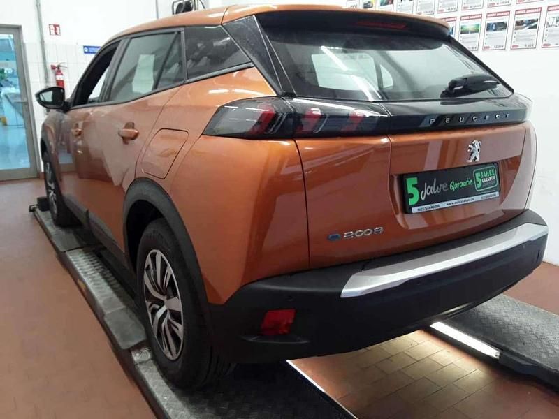 Gebraucht Peugeot e-2008 Active 100 kW (136 PS) 2023 Lackierung orange fusion/typ a SUV