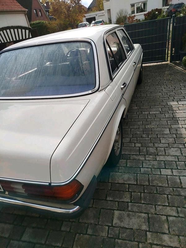 Gebraucht Mercedes 200 109 PS (80 kW) 1983 Weiß Limousine
