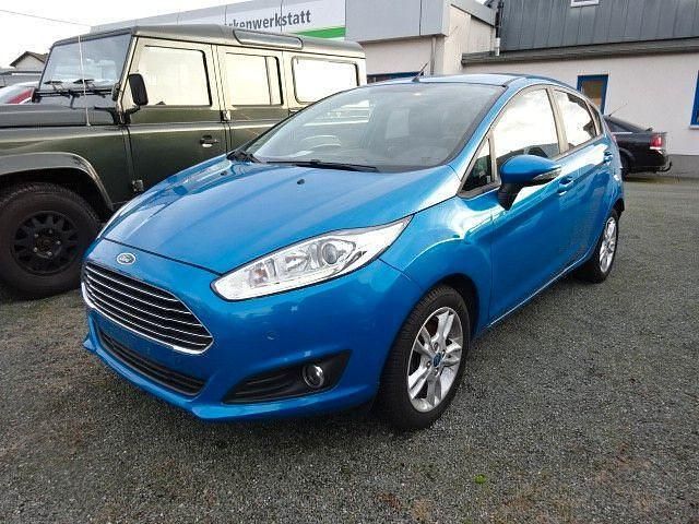 Gebraucht Ford Fiesta Trend 101 PS (74 kW) 2015 Arubablau metallic Kleinwagen