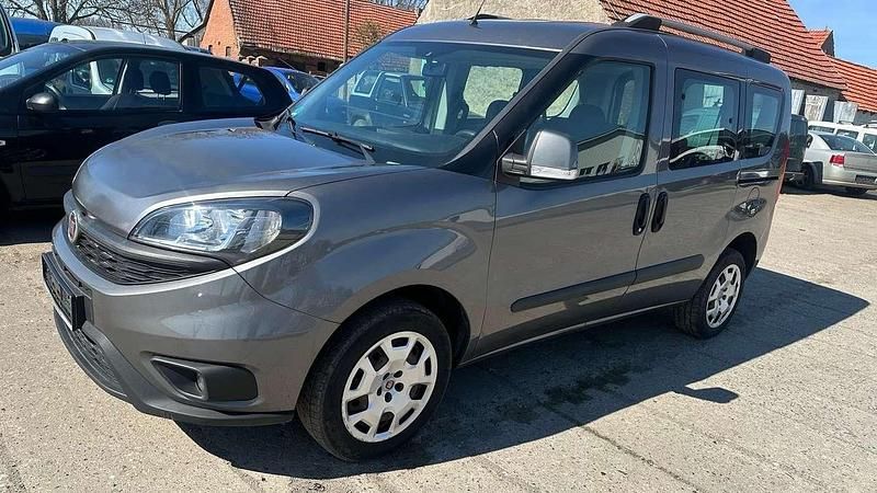 Gebraucht Fiat Doblò 95 PS (69 kW) 2019 Grau Van / Kleinbus