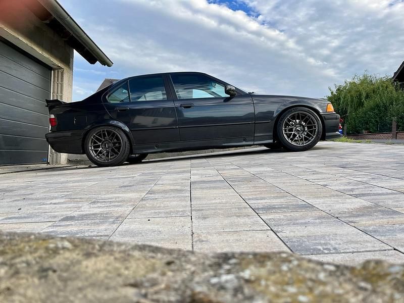 Schwarz Gebraucht 1992 BMW 325 Limousine | 14.999 € - Bild 1/4