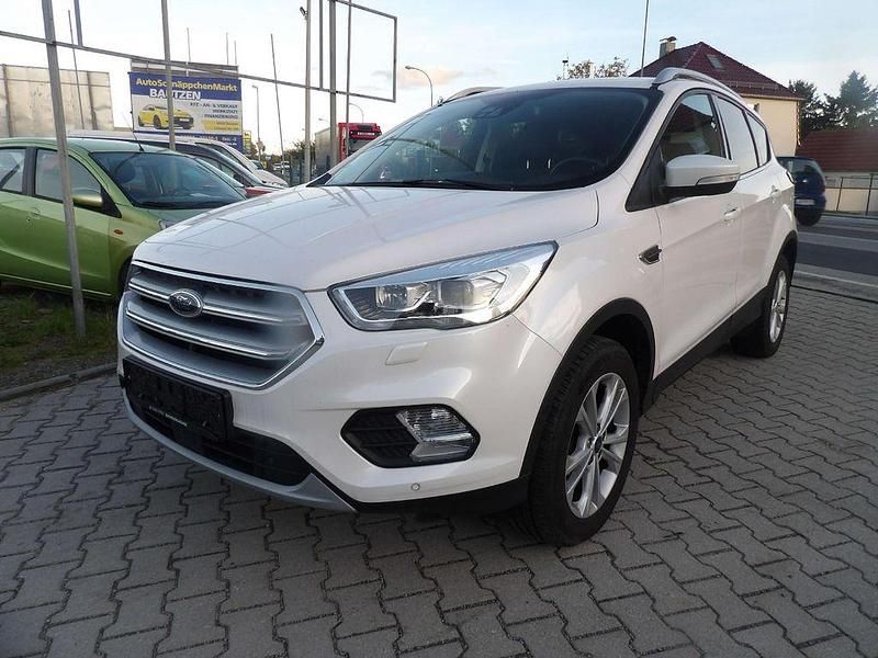 Gebraucht Ford Kuga Titanium 150 PS (110 kW) 2019 Weiß SUV