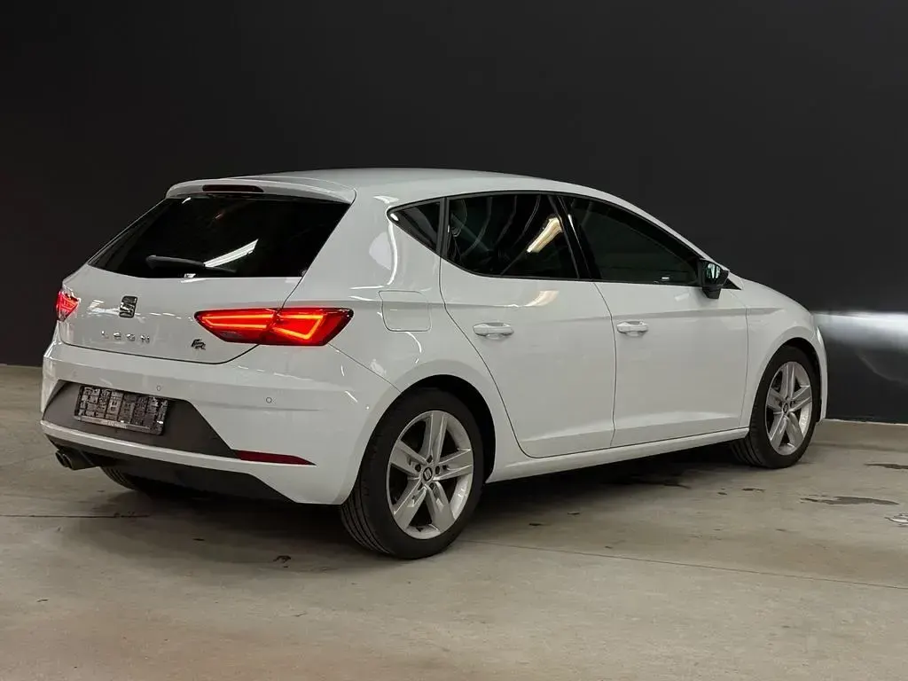 Używany Seat Leon FR 150 KM (110 kW) 2020 Biały Sedan/Limuzyna