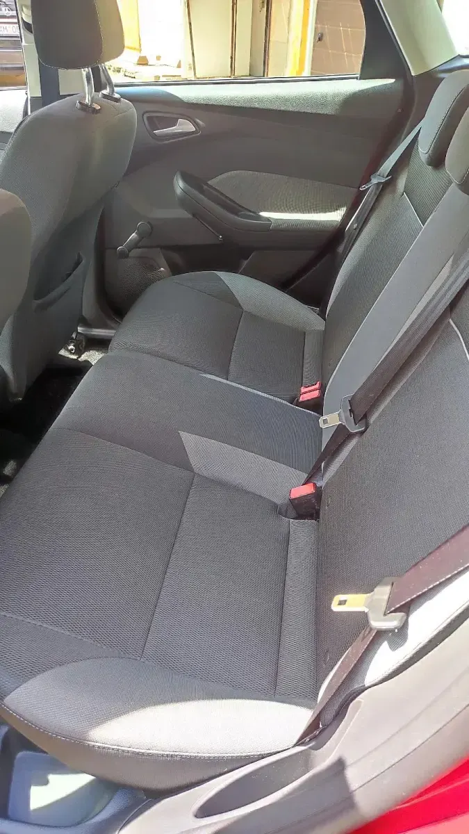 Gebraucht Ford Focus Trend 100 PS (73 kW) 2014 Rot Limousine