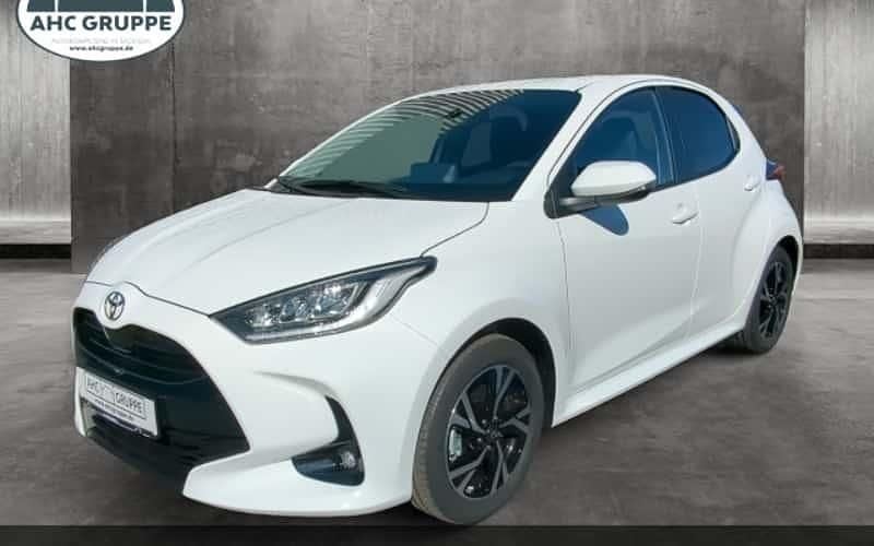 Weiß Gebraucht 2025 Toyota Yaris Hybrid Comfort Limousine | 23.990 € (Guter Preis) - Bild 1/4