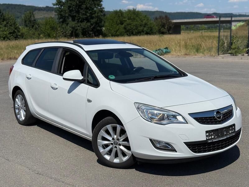 Weiß Gebraucht 2012 Opel Astra Kombi | 7.699 € (Etwas zu teuer) - Bild 1/2