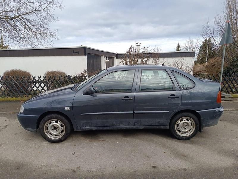 Grau Gebraucht 2001 VW Polo Classicline Limousine | 600 € (Guter Preis) - Bild 1/4