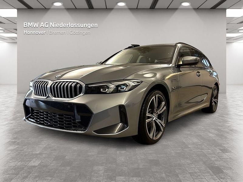 Grau Gebraucht 2022 BMW 320e M Sport Kombi | 33.912 € (Fairer Preis) - Bild 1/4