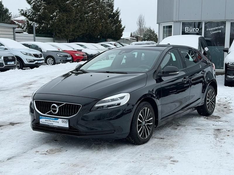 Gebraucht Volvo V40 Momentum 150 PS (110 kW) 2017 Black solid "stone" / solid Limousine