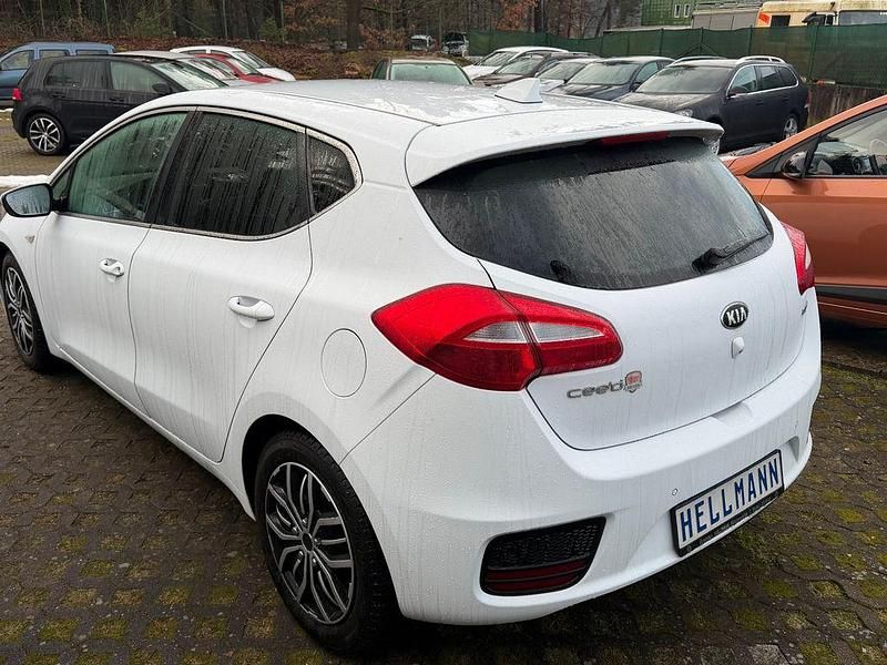 Gebraucht Kia Ceed DREAM-TEAM Edition 99 PS (72 kW) 2018 Weiß Kleinwagen