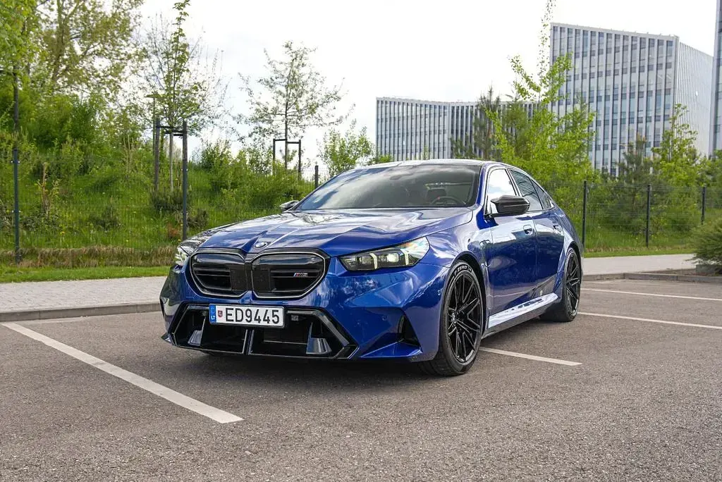 Używany BMW M5 Performance 727 KM (534 kW) 2025 Niebieski Sedan/Limuzyna