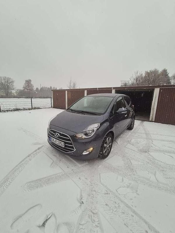Gebraucht Hyundai ix20 Passion 90 PS (66 kW) 2016 Grau Kleinwagen