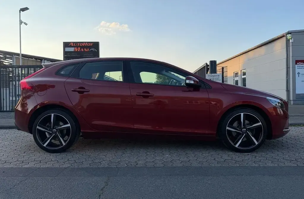 Gebraucht Volvo V40 You! 179 PS (131 kW) 2015 Rot Limousine