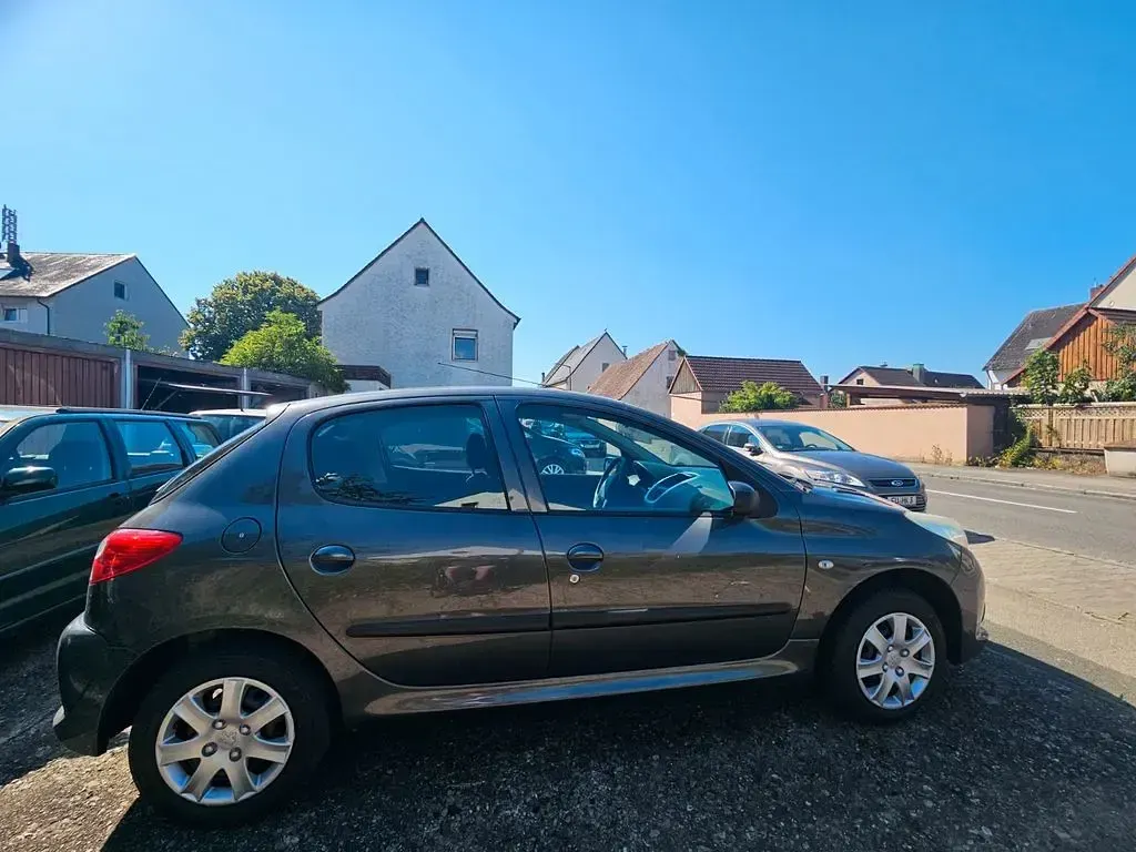 Gebraucht Peugeot 206 Style 73 PS (53 kW) 2011 Grau Limousine