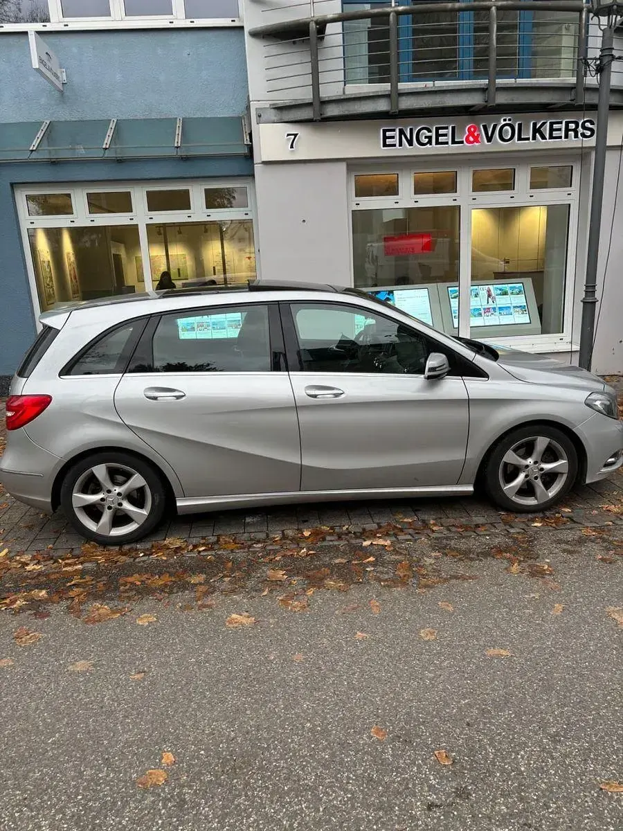 Gebraucht Mercedes B180 109 PS (80 kW) 2013 Silber Van / Kleinbus
