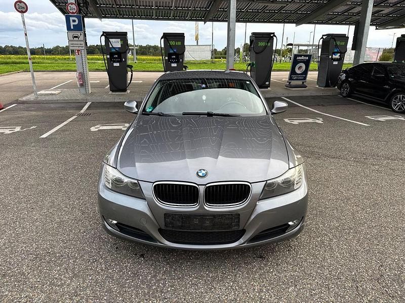 Grau Gebraucht 2009 BMW 318 Limousine | 8.000 € - Bild 1/4