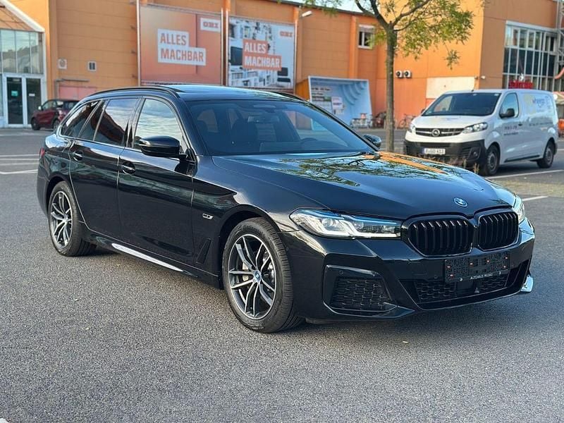 Schwarz Gebraucht 2022 BMW 530e M Sport Kombi | 37.990 € (Guter Preis) - Bild 1/4