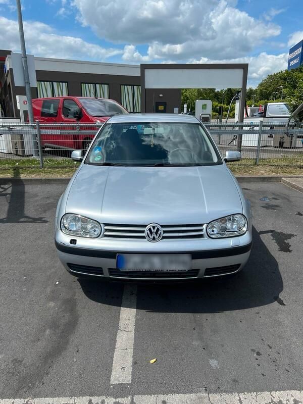 Grau Gebraucht 2002 VW Golf IV Kleinwagen | 1.500 € - Bild 1/4