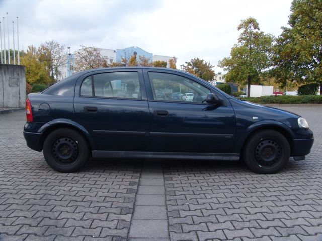 Gebraucht Opel Astra 101 PS (74 kW) 2002 Blau metallic Limousine