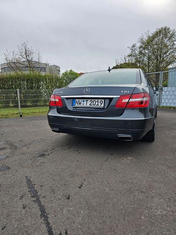 Gebraucht Mercedes E220 Avantgarde 170 PS (125 kW) 2011 Grau Limousine