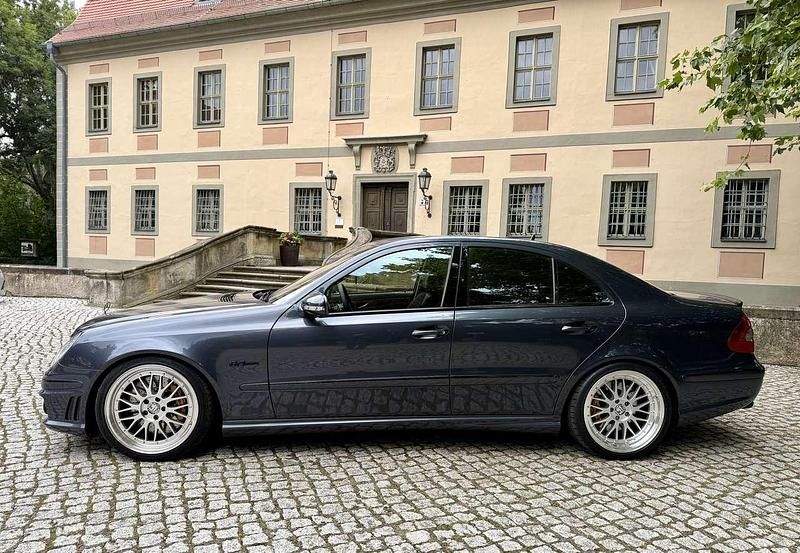 Grau Gebraucht 2007 Mercedes E63 AMG AMG Limousine | 27.000 € (Teuer) - Bild 1/4