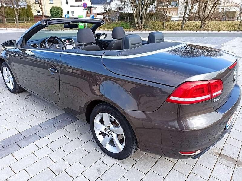 Gebraucht VW Eos 140 PS (102 kW) 2011 Black oak brown metallic Cabrio