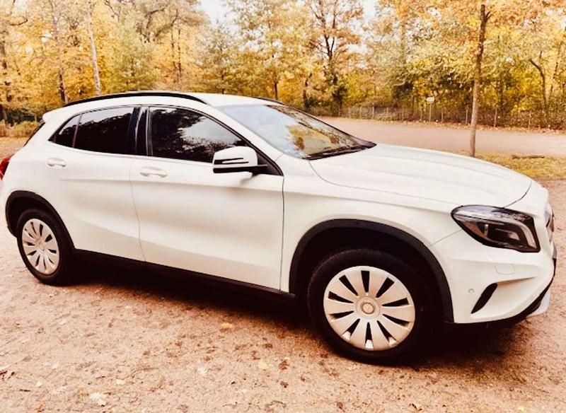 Weiß Gebraucht 2016 Mercedes GLA180 Edition SUV | 11.500 € (Guter Preis) - Bild 1/4