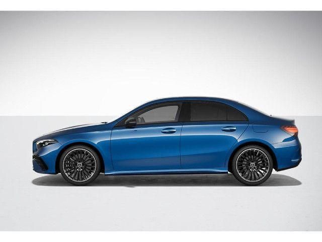 Metalliclack spektralblau Gebraucht 2024 Mercedes A250 AMG Limousine | 38.399 € (Fairer Preis) - Bild 1/4