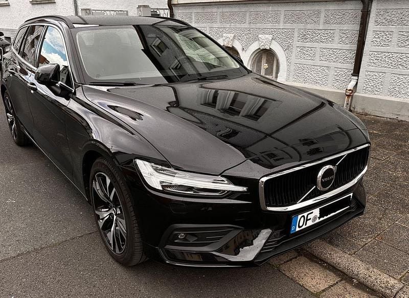 Gebraucht Volvo V60 Core 163 PS (119 kW) 2024 Schwarz Kombi