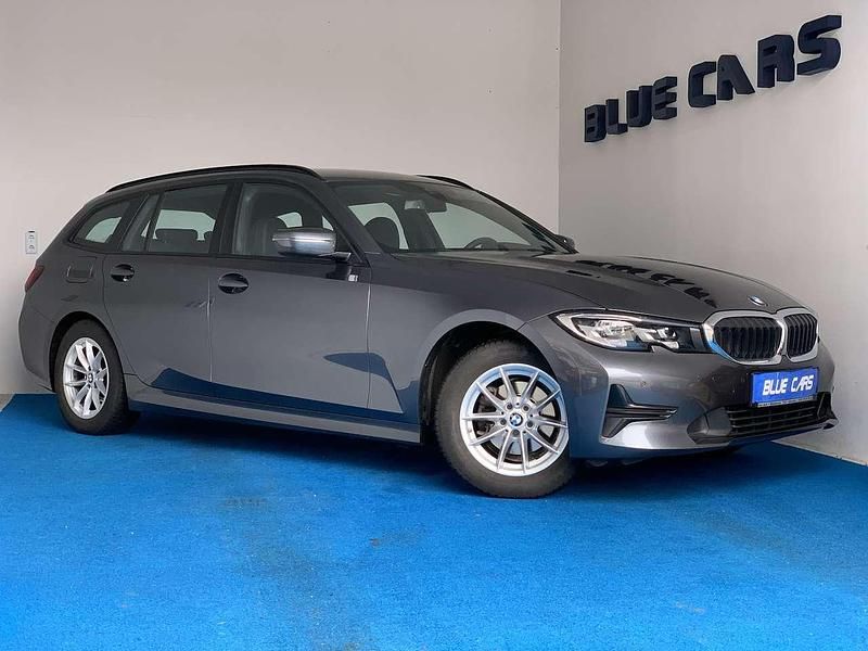 Mineralgrau (metallic) Gebraucht 2021 BMW 318 Kombi | 19.900 € (Superpreis) - Bild 1/4