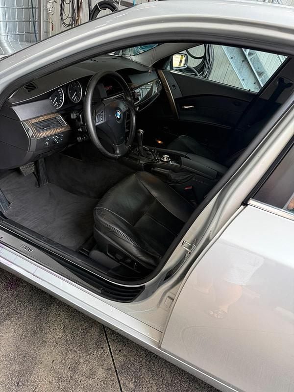Używany BMW 530 250 KM (183 kW) 2005 Srebrny Kombi