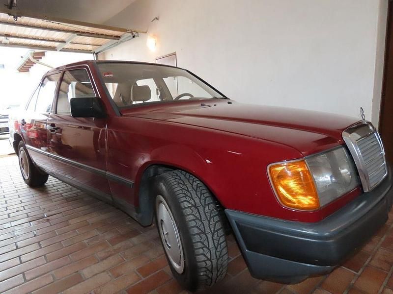 Gebraucht Mercedes 250 94 PS (69 kW) 1989 Rot Limousine