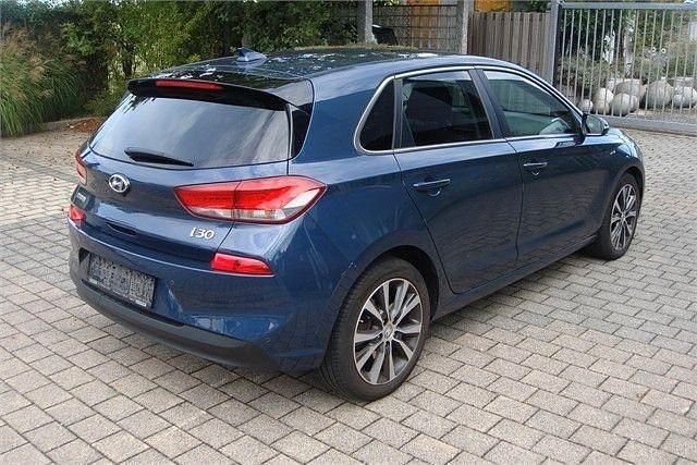 Gebraucht Hyundai i30 110 PS (80 kW) 2017 Blau Limousine