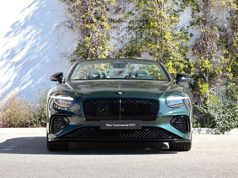 Neu Bentley Continental 680 PS (500 kW) 2026 Grün Cabrio