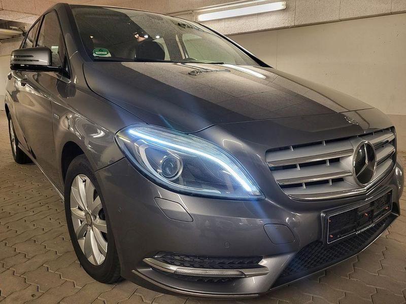 Grau Gebraucht 2012 Mercedes 180 Limousine | 7.900 € (Etwas zu teuer) - Bild 1/4