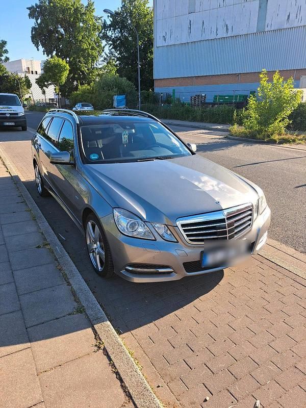Grau Gebraucht 2011 Mercedes E350 Kombi | 9.750 € (Etwas zu teuer) - Bild 1/4