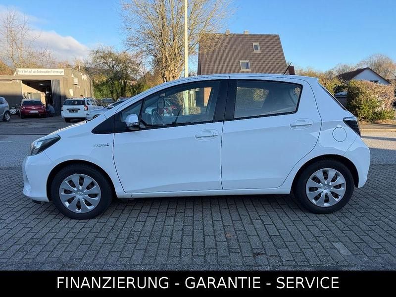 Gebraucht Toyota Yaris Hybrid 75 PS (55 kW) 2014 Weiß Limousine