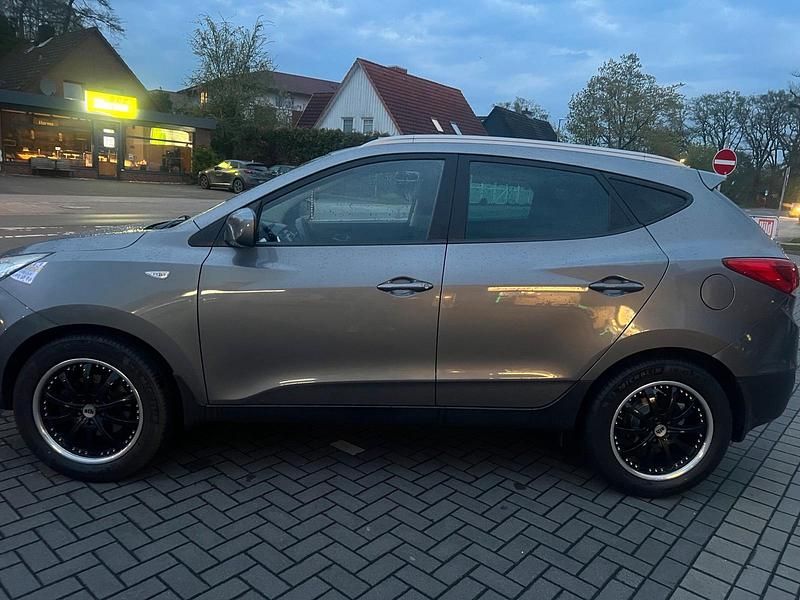 Grau Gebraucht 2012 Hyundai ix35 SUV | 6.500 € (Fairer Preis) - Bild 1/4