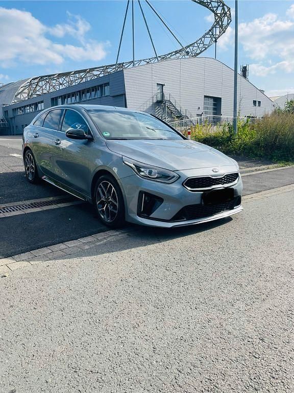 Grau Gebraucht 2021 Kia ProCeed GT-Line Kleinwagen | 20.900 € (Fairer Preis) - Bild 1/4
